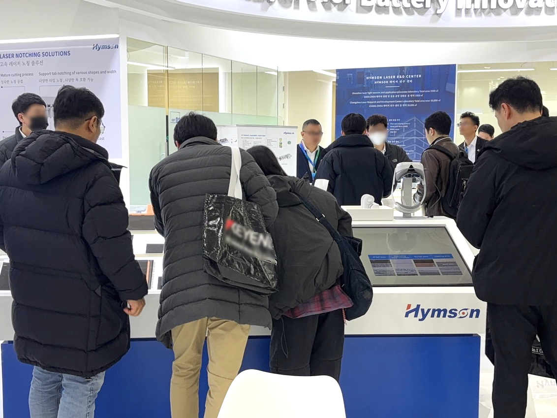 5、SVG-展柜参观3.jpg